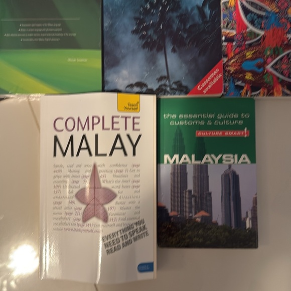 Malay (Malaysian) language books 8 pc - Picture 3 of 4